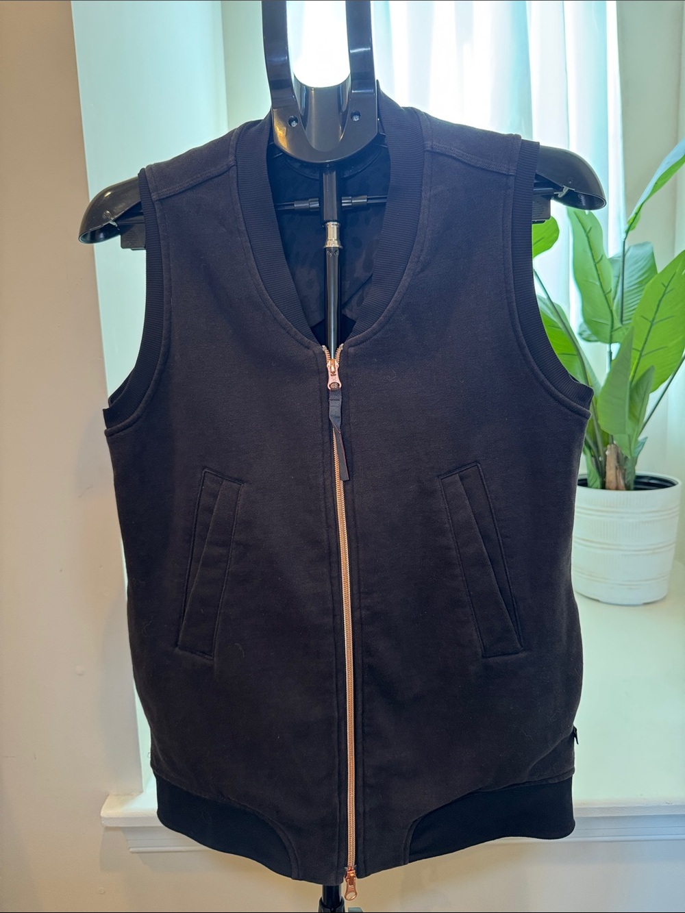 Lululemon Black Sleeveless Zip-Front Women's Vest
